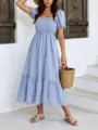 Robe mi-longue rétro à carreaux vichy bleus, manches bouffantes, col carré et volants. - S / Bleu ciel