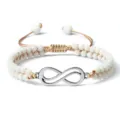 Bracelet tressé double couche fait main avec perles blanches et charme infini argenté élégant. - Double Infini en Porcelaine Blanche