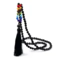 Collar de cuentas de piedra volcánica chakra bohemio con un elegante colgante de borla. - Volcán