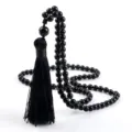 Elegante collar de cuentas negras con borla, diseño clásico para el uso diario. - Acabado pulido