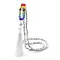 Collier mala bohème 108 perles avec pierres chakra colorées et gland blanc élégant. - Pierre à Lignes Noires