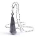 Collar de cuentas blancas elegante diseño largo con una hermosa borla de seda gris - Porcelana Blanca Brillante