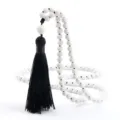 Collar de cuentas blancas con borla negra elegantes cuentas de oración joyería minimalista - Cerámica Blanca Mate