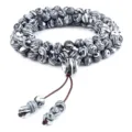 Bracelet multicouche en perles marbrées noires et blanches bijou accessoire élégant. - Pierre de Paon Grise