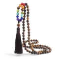 Collana lunga con perle chakra pietre occhio di tigre naturali e ciondolo nappa marrone. - Occhio di tigre