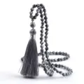 Larga collar de cuentas en espiral blanco y negro con borla gris, accesorio elegante para mujeres - Piedra de Pavo Real Gris