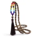 Collana maglione di perline in legno con pietre chakra colorate e nappa elegante. - Perline di legno