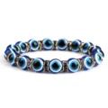 Modieuze boze oog kraal armband met 10mm blauwe glasparels en strass metalen tussenruimte kralen. - Violette strass