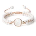 Bracelet tressé de perles blanches double couche réglable avec pierre centrale transparente femme. - Carré Arrondi Porcelaine Blanche