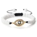 Bracelet de perles en pierre blanche avec charm œil grec doré et cordon réglable noir. - Pierre Blanche Or