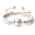 Bracelet tressé réglable en perles de turquoise blanche avec pierre carrée dorée - Howlite