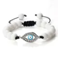 Magnifique bracelet de perles blanches avec œil maléfique en strass et cordon réglable. - Blanc Mat (Mauvais Oeil Argenté)