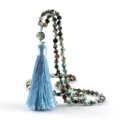 Elegante collar de cuentas con abalorios de piedra verde y gran borla de seda azul claro. - Ágata de Fuego Verde