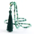 Pulsera larga o collar de cuentas de agata verde con elegante borla verde oscura y piedra. - Ágata de rayas verdes
