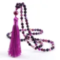 Collier de perles violettes avec pompon, mala en pierres precieuses, bijou femme elegant. - Ágata Listada Morada