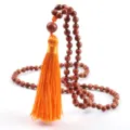 Collar de cuentas mala de piedra arenisca marrón con borla naranja brillante joyería de yoga - Piedra de Arena Dorada
