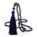 Collar de cuentas de piedra arenisca azul con elegante borla oscura, joya espiritual. - Piedra de Oro Azul