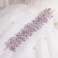 Nahaufnahme des funkelnden violetten Kristall-Haarrankens mit goldenen Drahtblättern. - Gold Violett