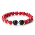 Bracelet de perles en turquoise rouge et noir mat avec des anneaux d'espacement argentés élastiques. - Howlite Rouge