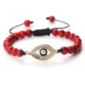 Bracelet de perles rouges avec breloque œil turc doré et cordon noir réglable élégant. - Pierre à Veine Rouge Or