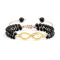 Bracelet de perles double couche avec pendentif cœur infini doré et pierres noires élégantes. - Infini Battement de Coeur Brillant