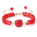 Bracelet de perles rouges reglable avec pierre carree centrale pour mode et cadeau chic. - Jade Rouge