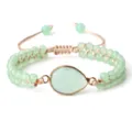 Bracelet tressé réglable élégant de perles vert clair avec pendentif pierre en forme de goutte. - Jade Vert