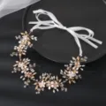 Guirnalda de pelo de novia hecha a mano con flores de cristal y cinta blanca para peinado boda - Dorado
