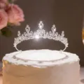 Détail de gâteau couronne strass argenté exquis, design de diadème en cristal étincelant. - Blanc Argenté
