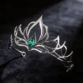 Primer plano detallado de una tiara corona gótica retro oscura con cristal verde de lágrima. - Verde Vintage