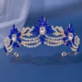 Brauttiara Detailaufnahme, goldene Legierung Krone mit blauen Strasssteinen Hochzeit. - Goldblau