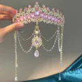Superbe tiare de mariée dorée avec strass en cristal rose et chaînes de perles délicates. - Rose