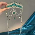 Magnifique couronne de mariée en strass verts avec chaînes de perles pour un beau mariage. - Vert