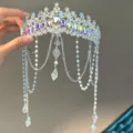 Magnifique tiare couronne de mariée en strass avec de délicats pendentifs perlés et chaîne. - Argent