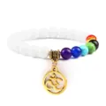Chakra kralen armband met gouden om symbool hanger, spirituele yoga sieraden voor dames. - Wit Porselein Stijl / Goud
