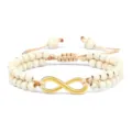 Bracelet double couche tressé à la main avec perles blanches de 4 mm et symbole infini doré. - Turquoise à Veine Jaune Infini