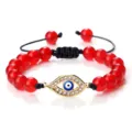 Bracelet de perles rouges avec breloque œil bleu et cordon noir tressé et réglable. - Jade Rouge Or