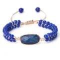 Bracelet tressé de perles bleues réglable avec une pierre précieuse ovale au centre. - Style Lapis-Lazuli Ovale