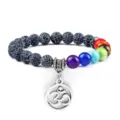 Chakra kralenarmband met legering Om hanger, zwarte gebarsten steen en kleurrijke kralen. - Verweerde Steen Stijl