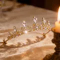 Détail d'un tiare de mariée doré étincelant avec des strass, accessoire de cheveux élégant. - Or Blanc