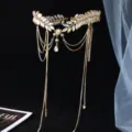 Detalle de tocado de novia con hojas de pedrería dorada y cadenas brillantes y perlas. - Estilo 1