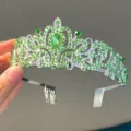 Impresionante tiara de princesa de aleación plateada con brillantes strass verdes y peinetas. - Plata Verde