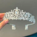 Vista detallada de la tiara de estrás plateada con peinetas para bodas y fiestas de cumpleaños. - Plata Blanco