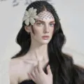 Elegante fascia per capelli a rete con fiori di strass scintillanti, accessorio sposa raffinato. - Set Retina per Capelli