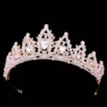 Close-up van kristallen strass bruidsdiadeem barokke gouden kroon haaraccessoire detailweergave. - Goud