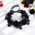 Detailansicht des schwarzen künstlichen Rosen Blumenkranz Haarreifs für Halloween und Partys. - Girlande Modell D