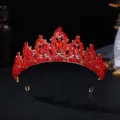 Exquisites Detail der roten Kristall Brautkrone, funkelnde Barock Tiara Nahaufnahme. - Rot