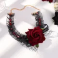 Gotische schwarze Spitzen-Halskette mit dunkelroter Samt-Rose und funkelnden Strasssteinen. - Typ B Halskette
