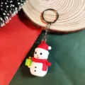 Vue détaillée du joli porte-clés en caoutchouc bonhomme de neige de Noël pour cadeau. - Style Bonhomme de Neige de Noël (ACK201)