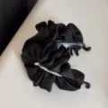 Pinza de pelo de satén negro plisado con perlas artificiales elegantes, accesorio grande y chic. - Negro